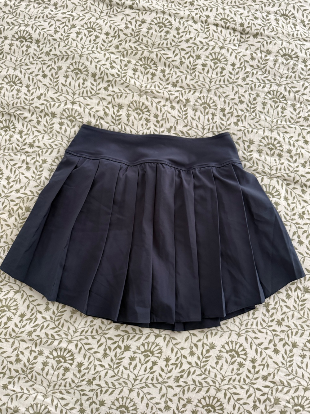 NWOT. Old Navy Pleated Navy Active Skirt with Shorts - Medium
